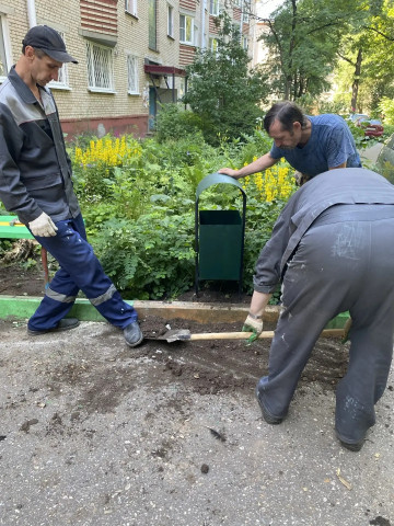 Установили урну и отремонтировали скамейку на Мира 12