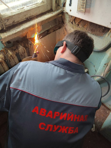 Аварийной службой были проведены срочные ремонтные работы по адресу: Чехова 14. На втором этаже в запертой квартире прорвало трубу отопления.  Диспетчера аварийной службы оперативно нашли собственника квартиры, проведены сварочные работы