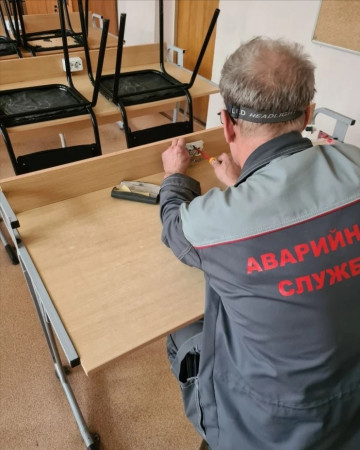 В гимназии (Ленина, 36) заменили лампы в пищеблоке и розетки в одном из классов