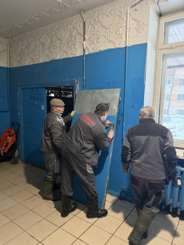 По адресу: ул. Любого, д. 6 — муниципальная управляющая компания выполнила ремонт двери центрального входа.