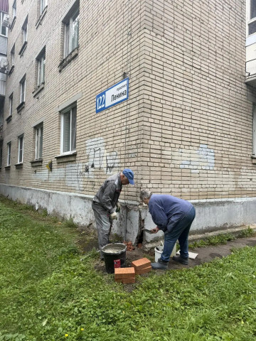 В рамках текущего содержания общего имущества МКД по адресу: пр. Ленина, д. 122 — выполнен локальный ремонт цоколя. Устранены имеющиеся повреждения, восстановлена целостность конструктивного элемента здания