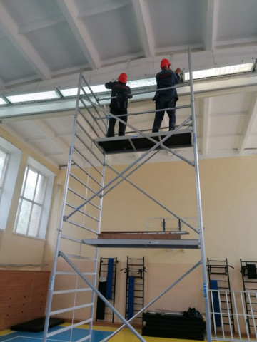 В рамках комплексной подготовки школы к началу нового учебного года проводятся плановые ремонтные работы. В МБОУ "СОШ № 6" бригада работников МАУ "Коммунальное управление" произвела замену осветительных приборов в спортивном зале.