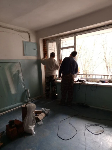 На Комарова, 11 выполнили работы по замене оконных блоков на лестничной клетке