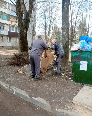 Вывезли крупногабаритный мусор (КГМ) от подъездов домов № 76 по пр. Маркса и № 23 по ул. Энгельса, от контейнерной площадки по пр. Ленина ,124 и ул. Комарова, 11
