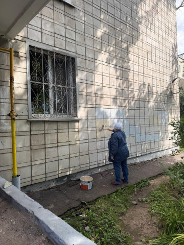 В период с 15 по 18 августа работники МАУ «Коммунальное управление» провели масштабные работы по очистке фасадов многоквартирных домов от несанкционированных трафаретных надписей.