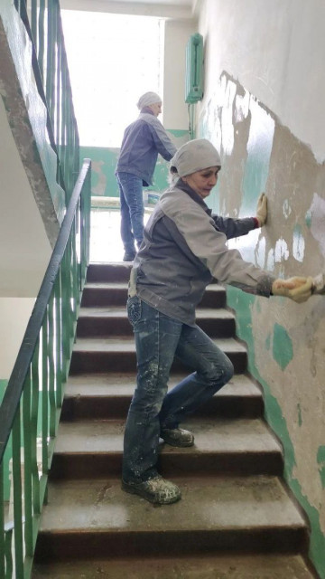 В рамках плановых ремонтных мероприятий муниципальная управляющая компания начала ремонт 3 подъезда дома №98 по проспекту Ленина.