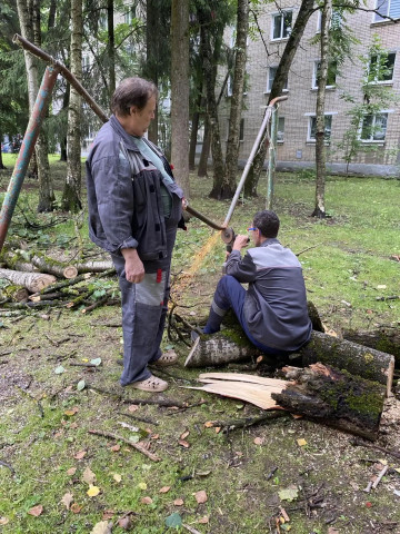 На Ляшенко 6 демонтировали травмоопасные металлические конструкции