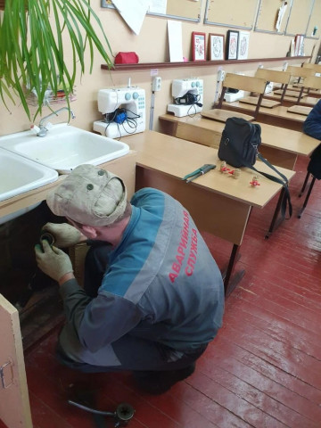В школе № 11 заменили шаровый кран на линии холодного водоснабжения, подача воды восстановлена.