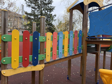 МАУ «Коммунальное управление» провело работы по благоустройству детской площадки, расположенной по адресу ул. Курчатова, д. 11. Работники учреждения закрасили граффити, что позволило вернуть территории ухоженный вид.