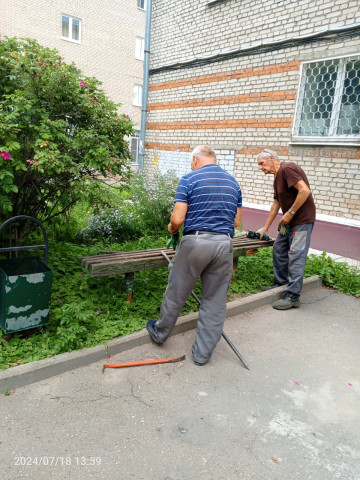 Продолжаем устанавливать урны и ремонтировать скамейки.