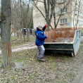 Загрузили спиленные ветки в предоставленный на субботник бункер на Курчатова 22