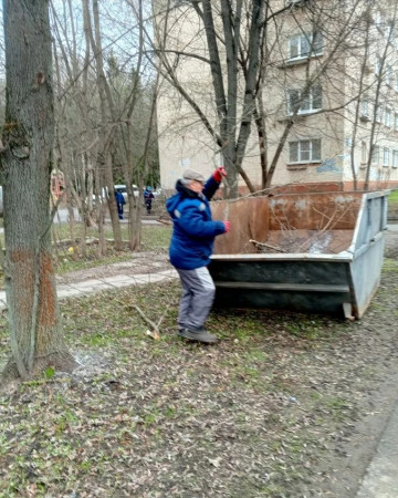 Загрузили спиленные ветки в предоставленный на субботник бункер на Курчатова 22
