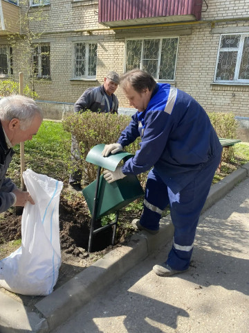 На Ленина 98 и 118 установили новые  урны у подъездов