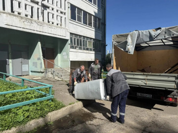 На Гагарина 46 вывезли крупногабаритный мусор от подъездов