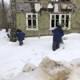 По адресу ул. Глинки, д. 14 работники МАУ "Коммунальное управление" натянули сигнальную ленту для предотвращения доступа посторонних лиц.