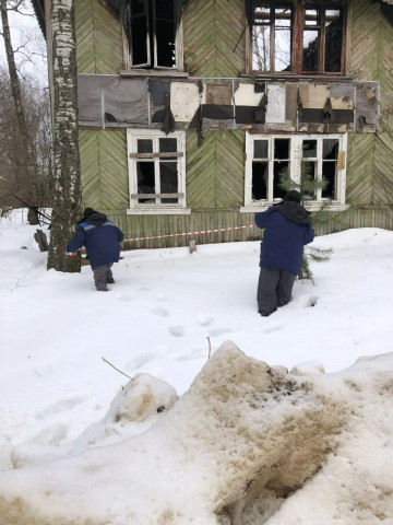 По адресу ул. Глинки, д. 14 работники МАУ "Коммунальное управление" натянули сигнальную ленту для предотвращения доступа посторонних лиц.