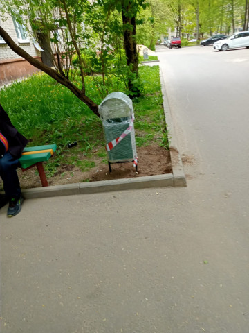 Продолжается сезон благоустройства дворов - замена/ремонт  урн и лавочек.