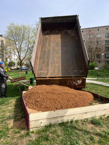 Развозим свежий песок для песочниц во дворах многоквартирных домов.