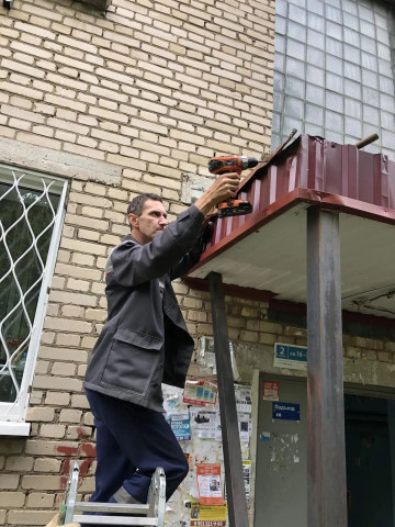 Мира 12 - отремонтировали козырек входной группы второго подъезда