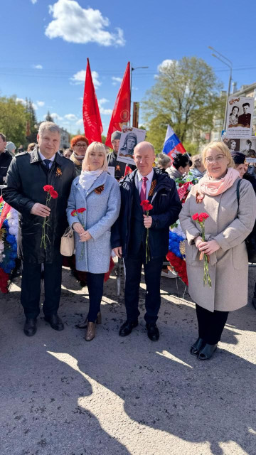 9 мая, от МАУ "Коммунальное управление", директор учреждения возложил венок к Вечному огню. 80 лет живой памяти героических подвигов дедов и прадедов в каждой семье.