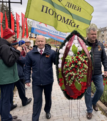 Возложили памятный венок павшим героям на аллее славы от всех работников МАУ «Коммунальное управление»