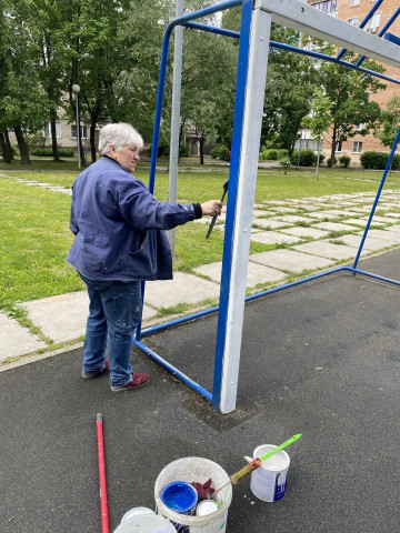 На Королева 18 покрасили футбольные ворота и скамейки