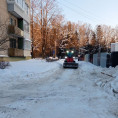 Муниципальной управляющей компанией проведены мероприятия по механизированной расчистке внутридворовой дороги, прилегающей к дому № 6 по улице Мира.