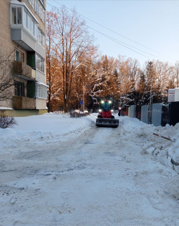 Муниципальной управляющей компанией проведены мероприятия по механизированной расчистке внутридворовой дороги, прилегающей к дому № 6 по улице Мира.