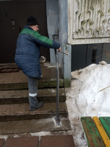 Установка поручня у подъезда.