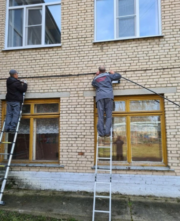 Закрепили электрический питающий кабель пищеблока в СОШ № 7 по ул. Гурьянова, 15.