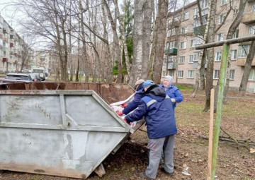 На придомовой территории домов № 90, 92, 96  пр. Ленина провели субботник.