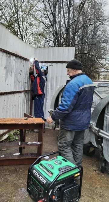 Выполнено: сварочные работы на ограждении мусорной площадки по адресу Жукова 5