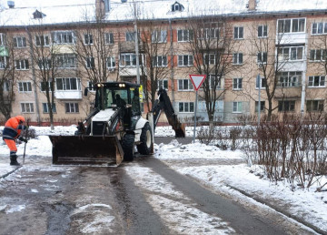 Продолжаем чистить дворы от налели
