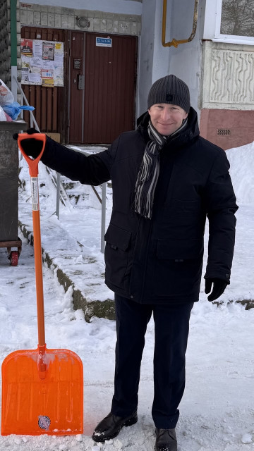 По обращениям жителей на качество уборки снега во дворах и вывоза мусора за праздничные дни, 13 января провели выездную проверку на Гагарина 51.