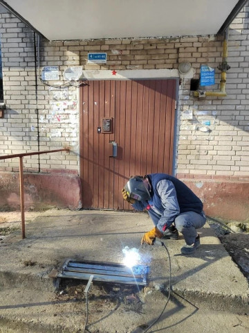 Заменили стальную придверную грязезащитную решётку в подъезде № 4 по адресу: пр. Ленина, 114.