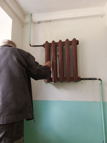 В рамках подготовки к отопительному сезону в подъезде №4 дома №59 по пр. Ленина работниками МАУ "Коммунальное управление" на лестничной площадке была произведена замена отопительного прибора.