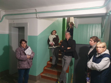 В многоквартирном доме № 7 по ул. Комарова муниципальная управляющая компания провела общее собрание жителей. На встрече обсудили повестку общего собрания для проведения голосования, а также вопросы по использованию общедомового имущества