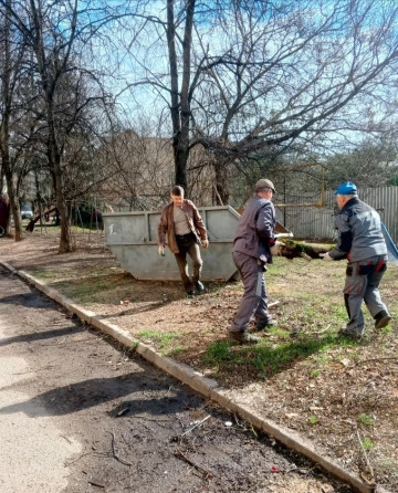 На придомовой территории домов № 6 и № 8 по ул. Любого проведён субботник.