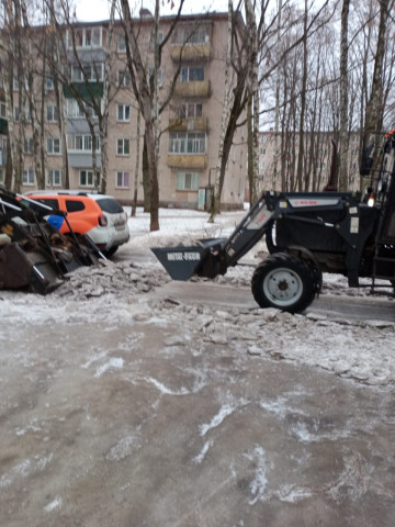 Очистка внутридворовых проездов, уборка колейности.