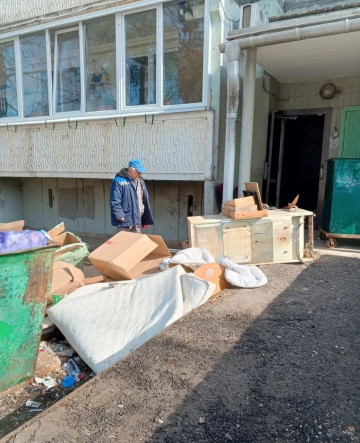 Вывезли крупногабаритный мусор (КГМ) от подъездов домов № 38 по улице Курчатова и № 46 по улице Гагарина.
