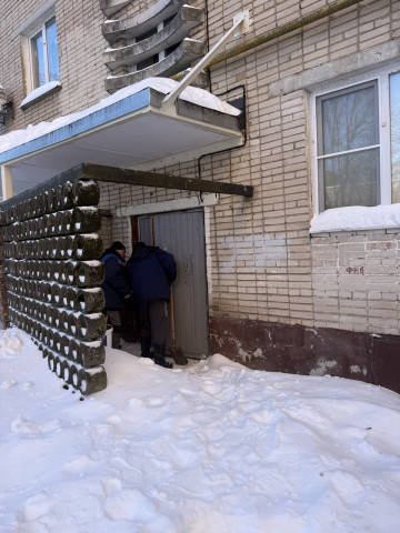 Муниципальная управляющая компания выполнила ремонт двери мусорокамеры в 6‑м подъезде дома № 18 по улице Королёва.
