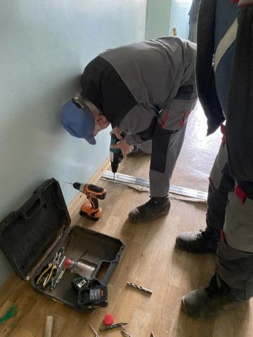 На Курчатова 45 выполнили заделку стыка линолеума порожком