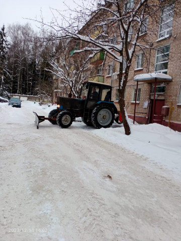 Продолжение темы уборки дворов после снегопада.