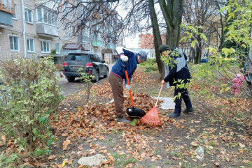 На этой неделе в рамках осеннего месячника провели уборку опавшей листвы и мусора на придомовых территориях по ул. Любого, д. 3, пр. Ленина 122, 118, 63,59, ул. Королева, д. 14А.