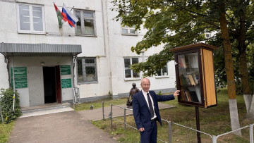 По адресу ул. Любого, д. 10 появилась современная уличная библиотека, установленная МАУ «Коммунальное управление». Современный книжный шкаф установлен в удобном месте, где каждый может найти себе чтение по душе.