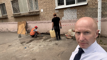 Директор МАУ «Коммунальное управление» Сергей Волотовский проконтролировал ход работ по ремонту провала на Ленина 79.