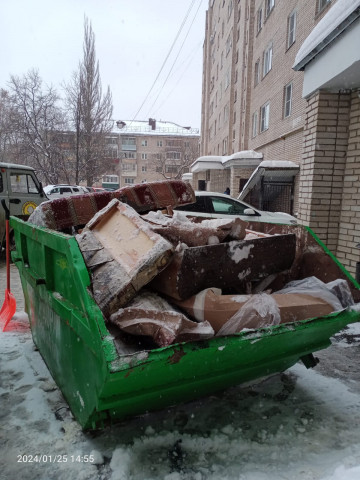 Сбор КГМ во дворе.