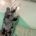 В подъезде 1 дома 63 на пр. Ленина установили информационную доску и табличку с нумерацией.