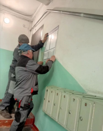 В подъезде 1 дома 63 на пр. Ленина установили информационную доску и табличку с нумерацией.