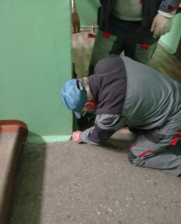 На Курчатова 38 отремонтировали плинтус на площадке 7 этажа